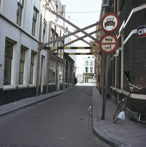 859556 Gezicht in de Jacobskerksteeg te Utrecht, richting de Oudegracht.